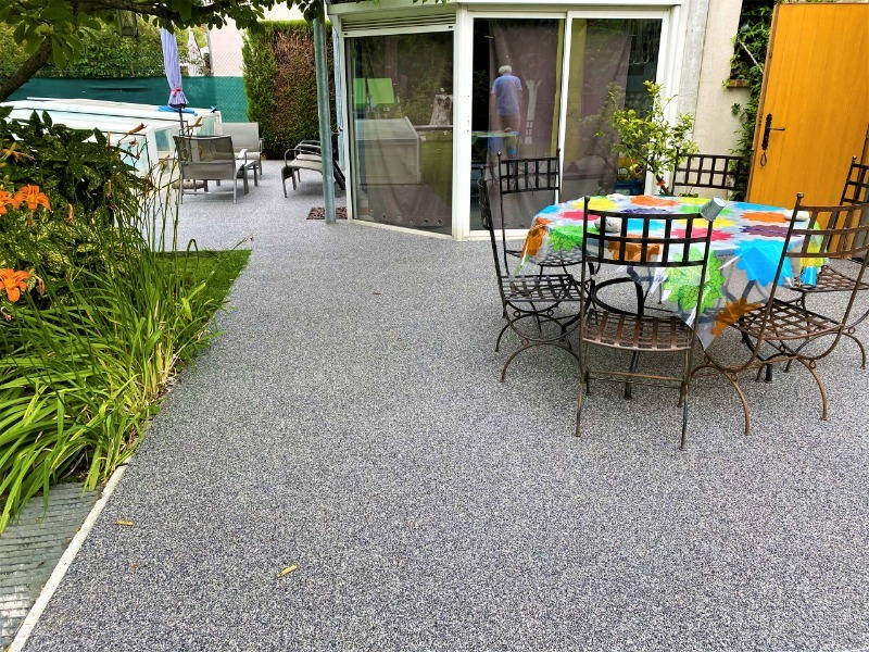 Moquette de pierres de R&eacute;sineo